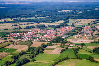 Village from the southwest in the district Geinsheim in Neustadt an der Weinstraße in the state Rhineland-Palatinate, Germany
