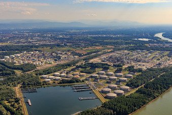 Oil port on the Rhine for MIRO Mineralölraffinerie Oberrhein in the district Knielingen in Karlsruhe in the state Baden-Wuerttemberg, Germany