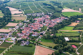 Bird's eye view of District Heuchelheim in Heuchelheim-Klingen in the state Rhineland-Palatinate, Germany