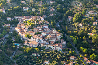 Old Town area and city center auf einem Huegel in Var in Tourrettes in Provence-Alpes-Cote d'Azur, France