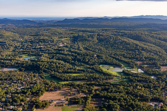 Oblique view of Albatros Golf Performance Center, course 18 trous Le Château et Le Riou in Tourrettes in the state Var, France