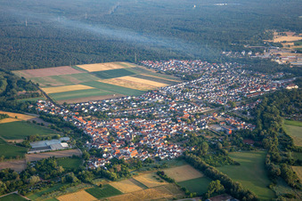 From the southeast in the district Sondernheim in Germersheim in the state Rhineland-Palatinate, Germany