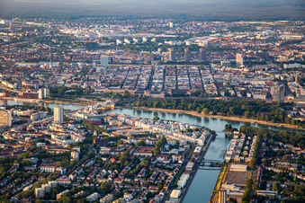 Square city in the horseshoe-shaped ring beyond the Rhine in the district Innenstadt in Mannheim in the state Baden-Wuerttemberg, Germany