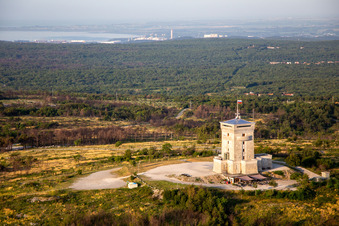 Cerje watchtower on the hill chain / Drevored hvaležnosti in Miren-Kostanjevica in the state Slovenia, Slovenia