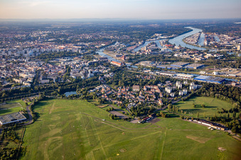 Rue Ampère in Neudorf from the south in the district Port du Rhin Centre Ouest in Straßburg in the state Bas-Rhin, France