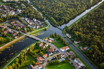 Aerial view of Intersection of the Canal de Décharge de l'Ill and the Canal du Rhône au Rhin in Erstein in the state Bas-Rhin, France