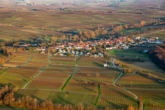 From the southwest in the district Heuchelheim in Heuchelheim-Klingen in the state Rhineland-Palatinate, Germany