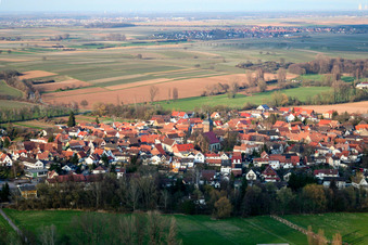 From the south in the district Ingenheim in Billigheim-Ingenheim in the state Rhineland-Palatinate, Germany