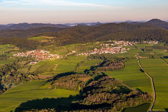 From the east in the district Gleiszellen in Gleiszellen-Gleishorbach in the state Rhineland-Palatinate, Germany