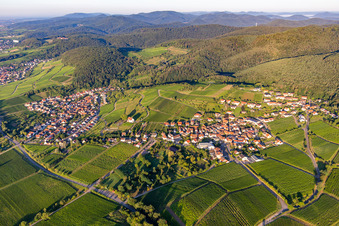 From the northeast in the district Gleiszellen in Gleiszellen-Gleishorbach in the state Rhineland-Palatinate, Germany