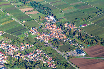 Town from the east in the district Appenhofen in Billigheim-Ingenheim in the state Rhineland-Palatinate, Germany