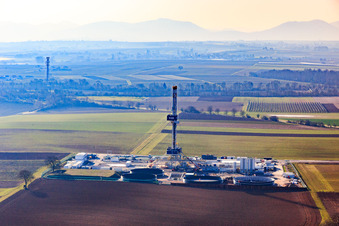 Drilling rig of the V20 deep drilling site of Vulcan Energy at Schleidberg for the extraction of geothermal energy and lithium in Insheim in the state Rhineland-Palatinate, Germany