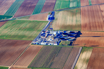 Drilling rig of the V20 deep drilling site of Vulcan Energy at Schleidberg for the extraction of geothermal energy and lithium in Insheim in the state Rhineland-Palatinate, Germany viewn from the air