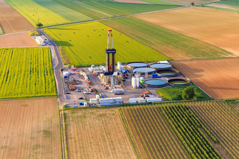 Aerial photograpy of Drilling site of the deep drilling rig V20 of Vercana GmbH for Vulcan Energy at Schleidberg for the extraction of geothermal energy and lithium in Insheim in the state Rhineland-Palatinate, Germany