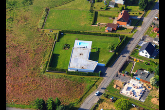 Flat-roof villa with pool and high hedge in Klostermansfeld in the state Saxony-Anhalt, Germany