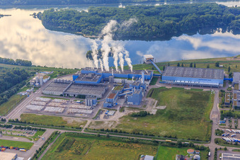 Steaming chimneys of the Palm GmbH & Co. KG paper mill | Plant Wörth am Rhein at the Wörth harbor from the northwest in Wörth am Rhein in the state Rhineland-Palatinate, Germany