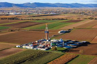 Drilling rig Rig V20 of Vercana GmbH for deep geothermal energy and lithium extraction in Insheim in the state Rhineland-Palatinate, Germany