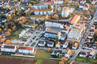 Oblique view of Construction site for the expansion of the Asklepios Südpfalzklinik Kandel in Kandel in the state Rhineland-Palatinate, Germany