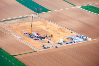 Drilling rig of Vulcan Energy's second deep drilling site between Rohrbach and Insheim for the production of geothermal energy and lithium in Rohrbach in the state Rhineland-Palatinate, Germany