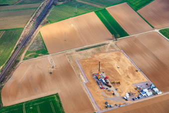 Drilling rig of Vulcan Energy's second deep drilling site between Rohrbach and Insheim for the production of geothermal energy and lithium in Rohrbach in the state Rhineland-Palatinate, Germany