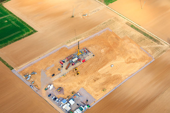 Drilling rig of Vulcan Energy's second deep drilling site between Rohrbach and Insheim for the production of geothermal energy and lithium in Rohrbach in the state Rhineland-Palatinate, Germany