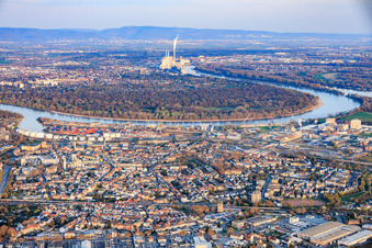 From the northwest in the district Mundenheim in Ludwigshafen am Rhein in the state Rhineland-Palatinate, Germany