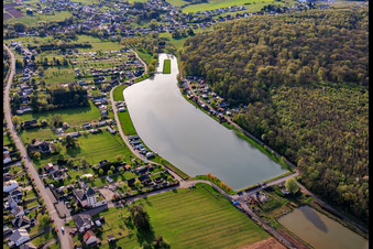 Two ponds "Étang Saint-Vit" and an island as a runway in the district Blauberg in Saargemünd in the state Moselle, France