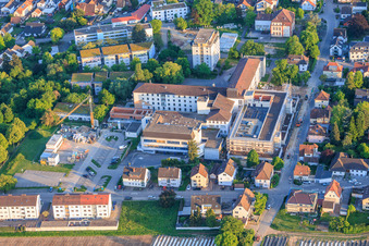 Construction site for the new building of the emergency department, intensive care unit, and diagnostic departments of Asklepios Südpfalzkliniken GmbH. Project management: BPM Bau- und Projektmanagement Hart GmbH. Architecture, planning, and site supervision: alsh sander hofrichter architekten GmbH, a company for architecture and general planning. Noll GmbH Planning Office, MEP Planning / Heating, Ventilation, Plumbing, Medical Gases, Building Automation, MEP Planning / High and Low Voltage Systems / Conveyor Technology: DE-Plan GmbH & Co. KG, Structural Engineering: ZPP Ingenieure AG, Landscape Architecture: hofmann_röttgen Landschaftsarchitekten BDLA, Fire Protection: Rieser-Wessel Brandschutzsachverständige & Ingenieure PartG mbB, and Building Physics / Sound Insulation Acoustics: Seidel Engineering Office in Kandel in the state Rhineland-Palatinate, Germany