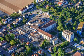 Construction site for the new building of the emergency department, intensive care unit, and diagnostic departments of Asklepios Südpfalzkliniken GmbH. Project management: BPM Bau- und Projektmanagement Hart GmbH. Architecture, planning, and site supervision: alsh sander hofrichter architekten GmbH, a company for architecture and general planning. Noll GmbH Planning Office, MEP Planning / Heating, Ventilation, Plumbing, Medical Gases, Building Automation, MEP Planning / High and Low Voltage Systems / Conveyor Technology: DE-Plan GmbH & Co. KG, Structural Engineering: ZPP Ingenieure AG, Landscape Architecture: hofmann_röttgen Landschaftsarchitekten BDLA, Fire Protection: Rieser-Wessel Brandschutzsachverständige & Ingenieure PartG mbB, and Building Physics / Sound Insulation Acoustics: Seidel Engineering Office in Kandel in the state Rhineland-Palatinate, Germany
