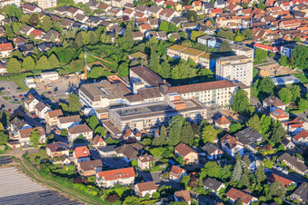 Construction site for the new building of the emergency department, intensive care unit, and diagnostic departments of Asklepios Südpfalzkliniken GmbH. Project management: BPM Bau- und Projektmanagement Hart GmbH. Architecture, planning, and site supervision: alsh sander hofrichter architekten GmbH, a company for architecture and general planning. Noll GmbH Planning Office, MEP Planning / Heating, Ventilation, Plumbing, Medical Gases, Building Automation, MEP Planning / High and Low Voltage Systems / Conveyor Technology: DE-Plan GmbH & Co. KG, Structural Engineering: ZPP Ingenieure AG, Landscape Architecture: hofmann_röttgen Landschaftsarchitekten BDLA, Fire Protection: Rieser-Wessel Brandschutzsachverständige & Ingenieure PartG mbB, and Building Physics / Sound Insulation Acoustics: Seidel Engineering Office in Kandel in the state Rhineland-Palatinate, Germany