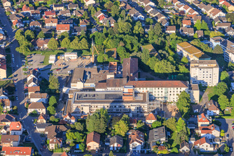 Construction site for the new building of the emergency department, intensive care unit, and diagnostic departments of Asklepios Südpfalzkliniken GmbH. Project management: BPM Bau- und Projektmanagement Hart GmbH. Architecture, planning, and site supervision: alsh sander hofrichter architekten GmbH, a company for architecture and general planning. Noll GmbH Planning Office, MEP Planning / Heating, Ventilation, Plumbing, Medical Gases, Building Automation, MEP Planning / High and Low Voltage Systems / Conveyor Technology: DE-Plan GmbH & Co. KG, Structural Engineering: ZPP Ingenieure AG, Landscape Architecture: hofmann_röttgen Landschaftsarchitekten BDLA, Fire Protection: Rieser-Wessel Brandschutzsachverständige & Ingenieure PartG mbB, and Building Physics / Sound Insulation Acoustics: Seidel Engineering Office in Kandel in the state Rhineland-Palatinate, Germany