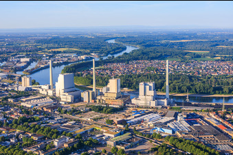 Large power plant Mannheim on the Rhine bank from the north in the district Neckarau in Mannheim in the state Baden-Wuerttemberg, Germany
