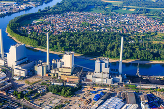 Newer blocks of the large power plant Mannheim on the Rhine bank in the background Altrip in the district Neckarau in Mannheim in the state Baden-Wuerttemberg, Germany