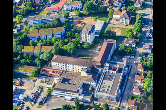 Construction site for the new building of the emergency department, intensive care unit, and diagnostic departments of Asklepios Südpfalzkliniken GmbH. Project management: BPM Bau- und Projektmanagement Hart GmbH. Architecture, planning, and site supervision: alsh sander hofrichter architekten GmbH, a company for architecture and general planning. Noll GmbH Planning Office, MEP Planning / Heating, Ventilation, Plumbing, Medical Gases, Building Automation, MEP Planning / High and Low Voltage Systems / Conveyor Technology: DE-Plan GmbH & Co. KG, Structural Engineering: ZPP Ingenieure AG, Landscape Architecture: hofmann_röttgen Landschaftsarchitekten BDLA, Fire Protection: Rieser-Wessel Brandschutzsachverständige & Ingenieure PartG mbB, and Building Physics / Sound Insulation Acoustics: Seidel Engineering Office in Kandel in the state Rhineland-Palatinate, Germany