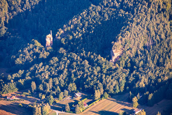 Wolfsfeldsen and the ruins of Klein-Arnsberg (Château du Petit-Arnsberg) in Obersteinbach in the state Bas-Rhin, France