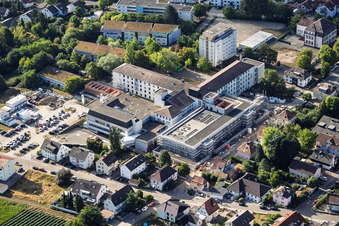 Construction site for the new building of the emergency department, intensive care unit, and diagnostic departments of Asklepios Südpfalzkliniken GmbH. Project management: BPM Bau- und Projektmanagement Hart GmbH. Architecture, planning, and site supervision: alsh sander hofrichter architekten GmbH, a company for architecture and general planning. Noll GmbH Planning Office, MEP Planning / Heating, Ventilation, Plumbing, Medical Gases, Building Automation, MEP Planning / High and Low Voltage Systems / Conveyor Technology: DE-Plan GmbH & Co. KG, Structural Engineering: ZPP Ingenieure AG, Landscape Architecture: hofmann_röttgen Landschaftsarchitekten BDLA, Fire Protection: Rieser-Wessel Brandschutzsachverständige & Ingenieure PartG mbB, and Building Physics / Sound Insulation Acoustics: Seidel Engineering Office in Kandel in the state Rhineland-Palatinate, Germany