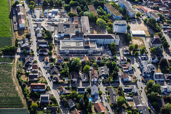 Construction site for the new building of the emergency department, intensive care unit, and diagnostic departments of Asklepios Südpfalzkliniken GmbH. Project management: BPM Bau- und Projektmanagement Hart GmbH. Architecture, planning, and site supervision: alsh sander hofrichter architekten GmbH, a company for architecture and general planning. Noll GmbH Planning Office, MEP Planning / Heating, Ventilation, Plumbing, Medical Gases, Building Automation, MEP Planning / High and Low Voltage Systems / Conveyor Technology: DE-Plan GmbH & Co. KG, Structural Engineering: ZPP Ingenieure AG, Landscape Architecture: hofmann_röttgen Landschaftsarchitekten BDLA, Fire Protection: Rieser-Wessel Brandschutzsachverständige & Ingenieure PartG mbB, and Building Physics / Sound Insulation Acoustics: Seidel Engineering Office in Kandel in the state Rhineland-Palatinate, Germany