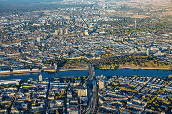 View across the Konrad-Adenauer-Brücke (B37) over the Rhine—from Ludwigshafen to the Neckar—showing the palace and the "Quadrate" (city grid) within the ring road in the district Innenstadt in Mannheim in the state Baden-Wuerttemberg, Germany