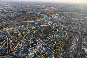 City overview from the north, spanning from the Central Station (Hbf) to the Mundenheimer Altrheinhafen harbor in the district Süd in Ludwigshafen in the state Rhineland-Palatinate, Germany
