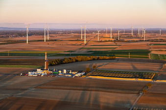 Vulcan Energy’s deep-drilling site (Rig V20 – Vercana) at Schleidberg—set against the backdrop of the Offenbach wind farm in the evening light—for the extraction of geothermal energy and lithium in Insheim in the state Rhineland-Palatinate, Germany