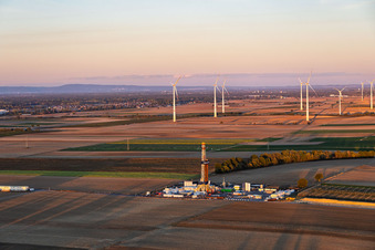 Vulcan Energy’s deep-drilling site (Rig V20 – Vercana) at Schleidberg—set against the backdrop of the Offenbach wind farm in the evening light—for the extraction of geothermal energy and lithium in Insheim in the state Rhineland-Palatinate, Germany