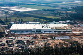 Construction of a new logistics hall in the Am Horst industrial estate in the district Minderslachen in Kandel in the state Rhineland-Palatinate, Germany from above