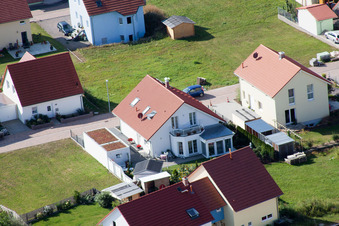 New development area Im Unterfeld in the district Schaidt in Wörth am Rhein in the state Rhineland-Palatinate, Germany from the plane