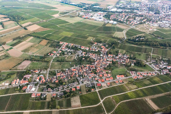 From the northwest in the district Pleisweiler in Pleisweiler-Oberhofen in the state Rhineland-Palatinate, Germany