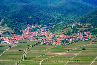Aerial photograpy of Place on the mountain edge from the east in the district Diedesfeld in Neustadt an der Weinstraße in the state Rhineland-Palatinate, Germany