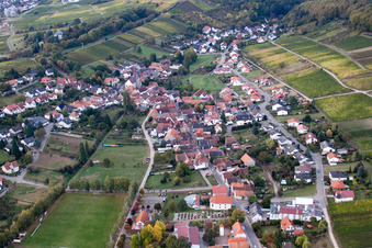 From the northeast in the district Pleisweiler in Pleisweiler-Oberhofen in the state Rhineland-Palatinate, Germany
