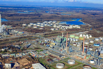 Mineral oil refinery Oberrhein and Peter Gross Umwelt GmbH & Co. KG in the district Knielingen in Karlsruhe in the state Baden-Wuerttemberg, Germany