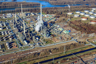 Mineral oil refinery Oberrhein and Peter Gross Umwelt GmbH & Co. KG in the district Knielingen in Karlsruhe in the state Baden-Wuerttemberg, Germany from above