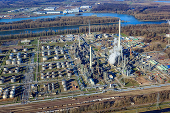 Mineral oil refinery Oberrhein and Peter Gross Umwelt GmbH & Co. KG in the district Knielingen in Karlsruhe in the state Baden-Wuerttemberg, Germany out of the air