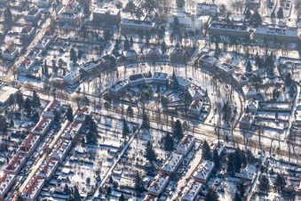 Wintry snowy Residential area of a multi-family house settlement on halbkreisfoermigen Waldring in the district Nordstadt in Karlsruhe in the state Baden-Wurttemberg, Germany